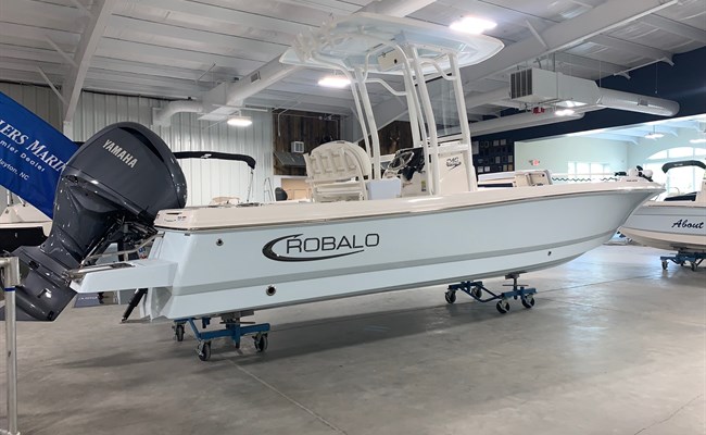 2025 Robalo 246 Cayman Ice Blue